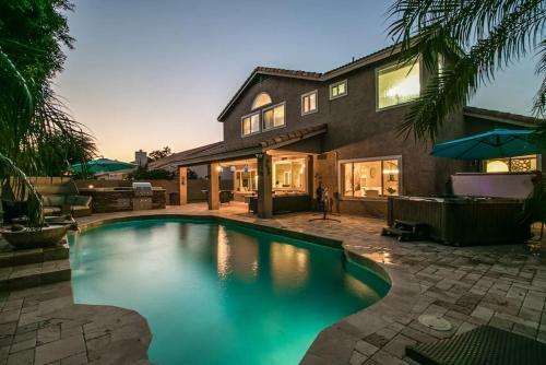 Luxe Scottsdale Home Wpool, Spa, & Tesla Charger