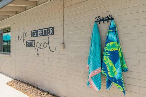 The Comforts' Inn: Desert Oasis