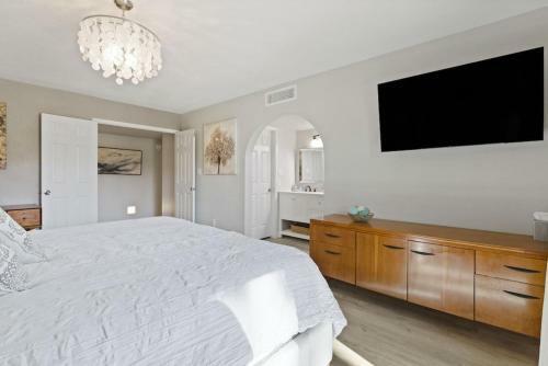 Modern And Stylish Remodeled 4 Bdrm W Htd Pool