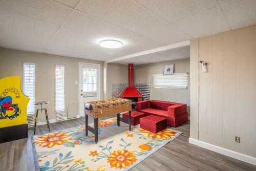 Modern Tempe Gem W Sparkling Pool And Game Room