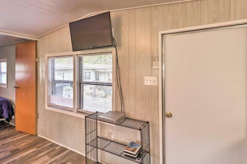 Cute And Cozy Greers Ferry Lake Abode With Deck!