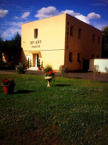 Hostal Op-art Etterem Es Panzio
