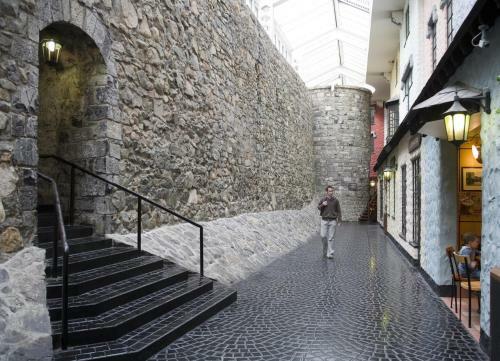 Eyre Square Holiday Apartment