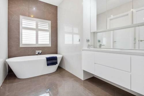Deluxe Norwood 3 Bdrms, Pool, Wifi Sleeps 6