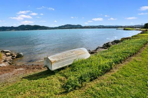 Pio Beach Shack - Bowentown Holiday Home