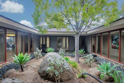 Hilltop Retreat, Main House