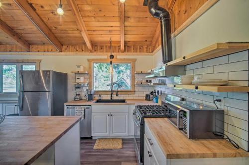 Newly Renovated Lake Arrowhead Cabin With Deck!
