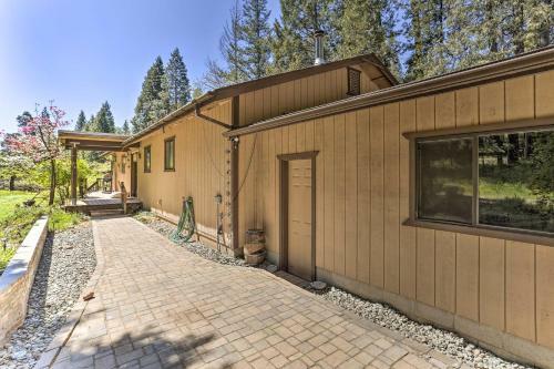 Vibrant Weaverville Escape With Deck And Creek!