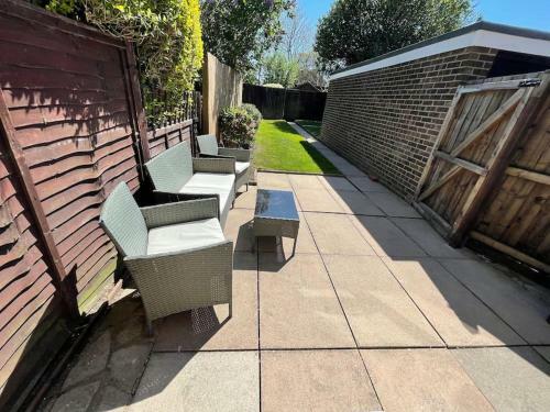 Stylish & Tranquil - Walk To Beach - Sunny Garden