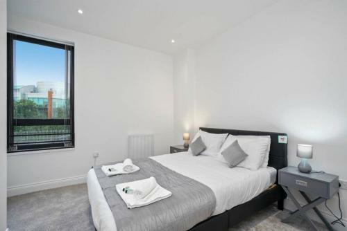 Modern, Stylish Two Bedroom Apartment In Slough