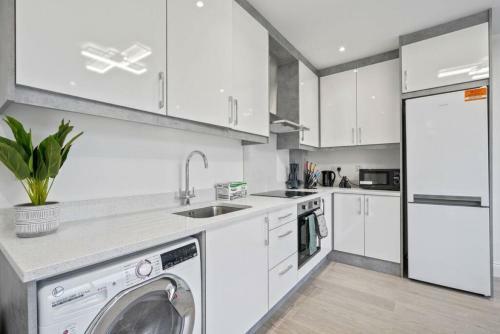 Modern, Stylish Two Bedroom Apartment In Slough