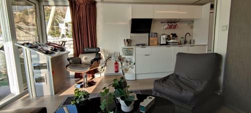 Houseboat Aurora