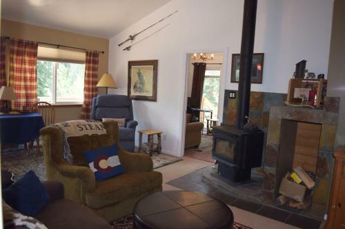 Mountain Forest Escape Puts You Right In Nature - Elg Hus