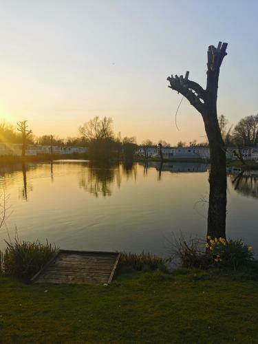 Lakeside Cotswold Holiday Home