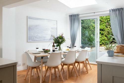 Sea-renity, Stunning Beach House With Coastal Views