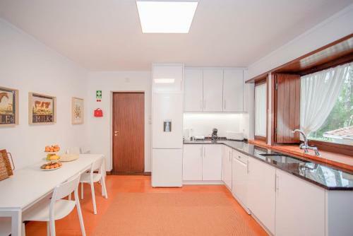 Liiiving In Moledo - Beach & Garden Villa