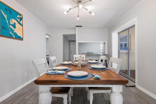 3 Bedroom Pool Home Less Than 5 Miles To Beaches Home
