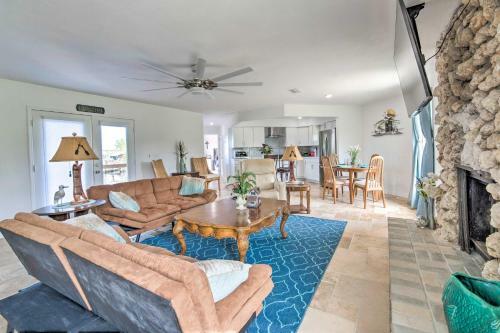 Newly Remodeled Gem On Homosassa River Canal!