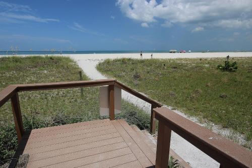 Crescent Beach Club I 19c