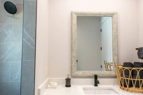4 Bedroom Home In Downtown, 5 Min From The Beach.
