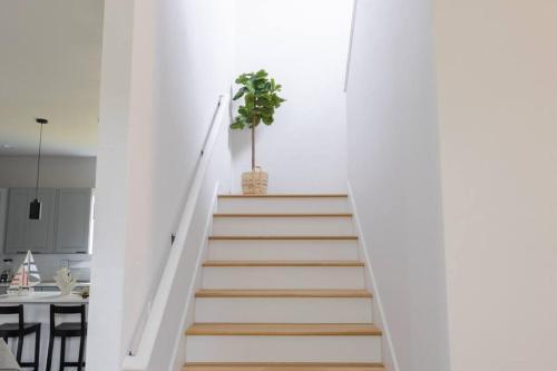 4 Bedroom Home In Downtown, 5 Min From The Beach.