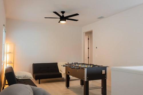4 Bedroom Home In Downtown, 5 Min From The Beach.