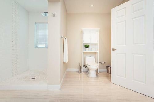 Luxe Stunning 4 Bdr 3,5 Bath With Heated Pool