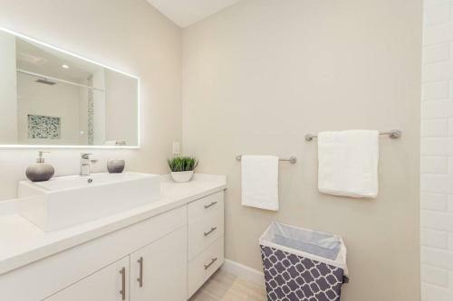 Luxe Stunning 4 Bdr 3,5 Bath With Heated Pool
