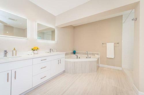 Luxe Stunning 4 Bdr 3,5 Bath With Heated Pool