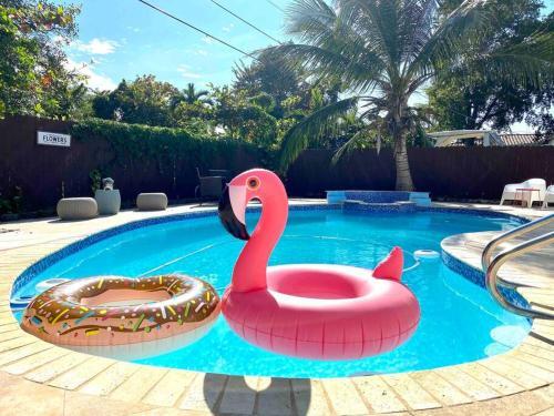 Pool & House Near Everything. Free Breakfast. Wifi.