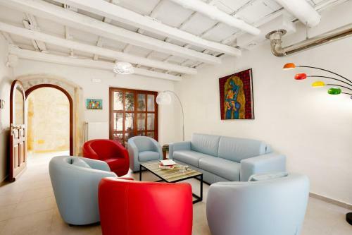 Byblos Villa Walking Distance To Everything W/heated Pool & Bbq
