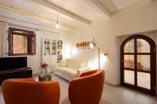 Byblos Villa Walking Distance To Everything W/heated Pool & Bbq