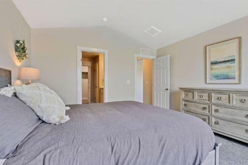 Gorgeous 3 Bedroom Private Custom Home In Central Meridian