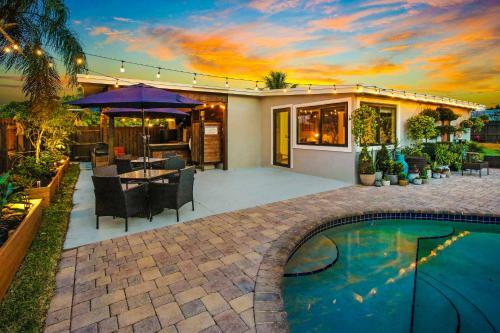 Villa Funky, Cozy, Luxury Pool Home Near Beach