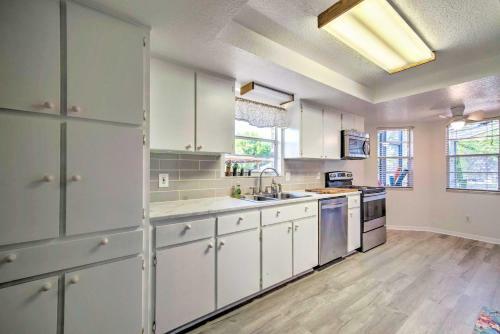 Spring Hill Bungalow With Heated Pool And Lanai!