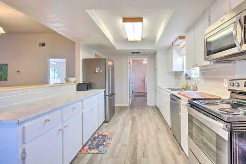 Spring Hill Bungalow With Heated Pool And Lanai!