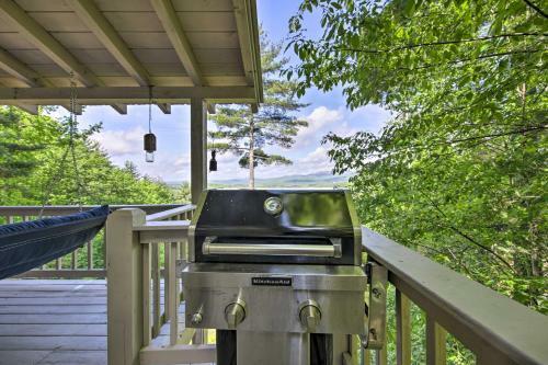 Treetop Hideout With Long-range Mountain Views!