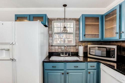 Wow! Spacious Retreat & Amazing Yard 2400+4bd/3bth