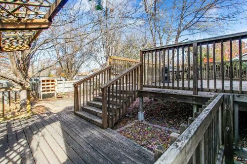 Wow! Spacious Retreat & Amazing Yard 2400+4bd/3bth