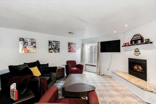 Wow! Spacious Retreat & Amazing Yard 2400+4bd/3bth