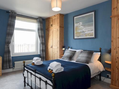 Pass The Keys Modern Seafront Apartment With Great Views Sleeps 4