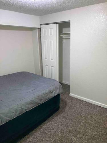 Quiet & Quaint Simple 1-bedroom Apartment