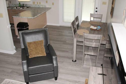 Cheerful 2-bedroom, 2 Bath With Private Parking