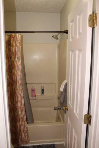 Cheerful 2-bedroom, 2 Bath With Private Parking