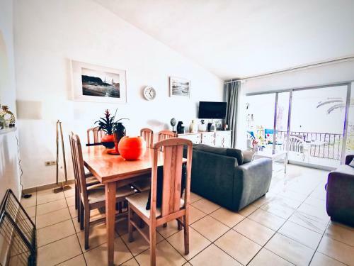 Luxurious 2 Bed Apartment With Amazing Beach Views