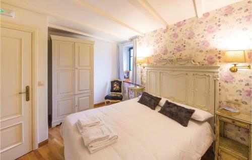 Six-bedroom Holiday Home In Cernedo