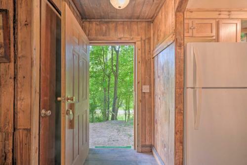 Wooded Cottage With Fire Pit And Forest Views!