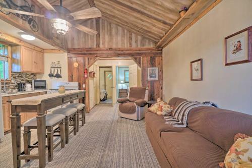 Wooded Cottage With Fire Pit And Forest Views!