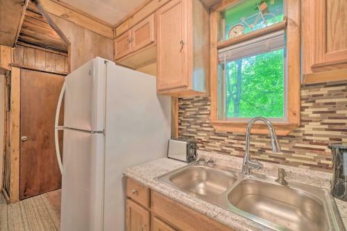 Wooded Cottage With Fire Pit And Forest Views!