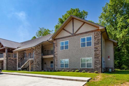Travelers Paradise W Community Pool Grill